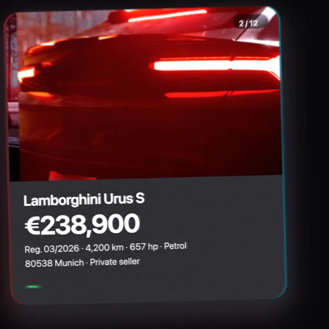 Inseratskarte eines Lamborghini Urus S mit rot leuchtenden Rücklichtern, Preis und Fahrzeugdaten, schräg im dunklen Raum.